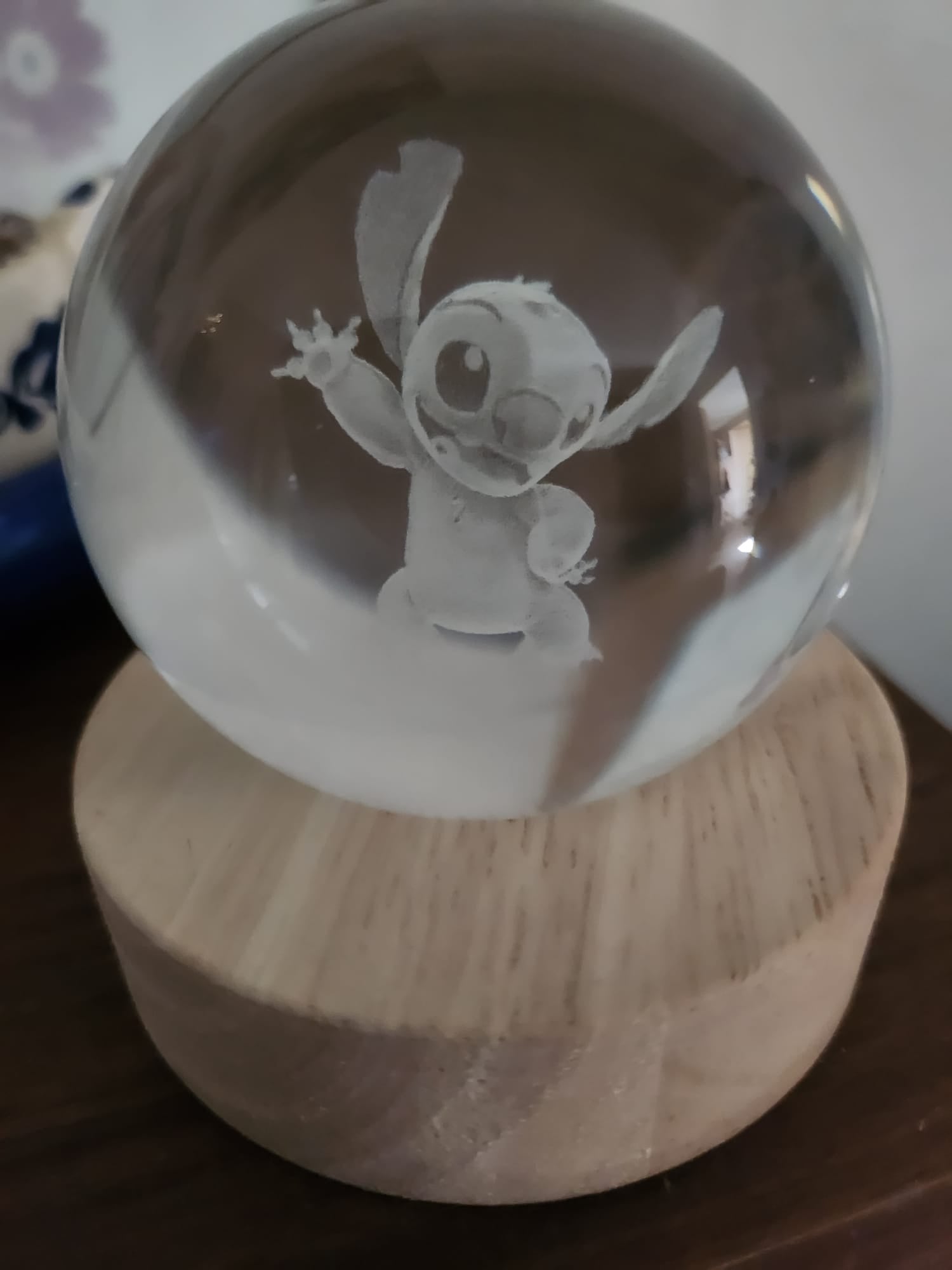 64 Punten.... Kristallen bol met vrolijke Stitch