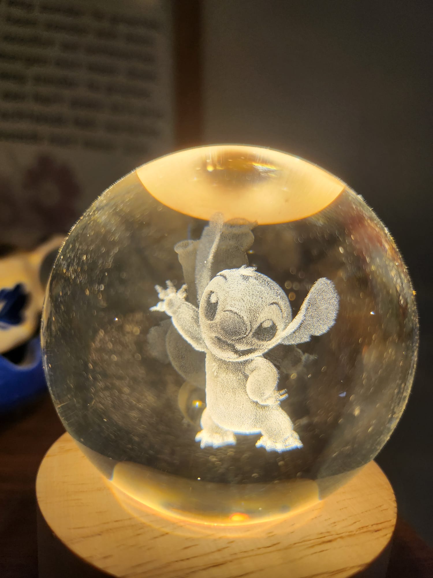 64 Punten.... Kristallen bol met vrolijke Stitch