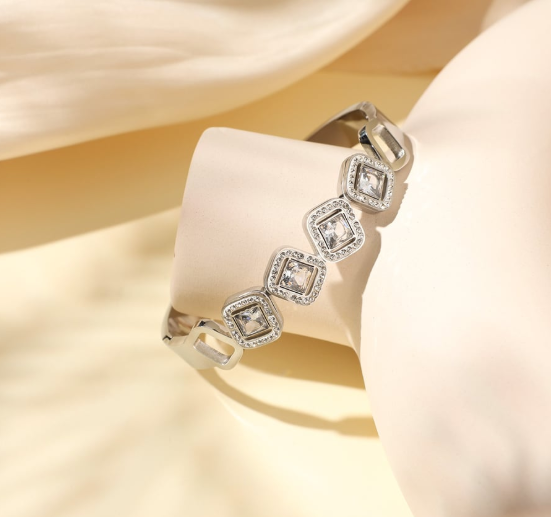 Doosje gevuld met ketting en armband - RVS Zilverkleurig