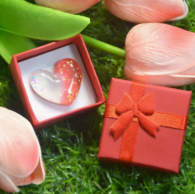 10 Punten.... Wit met rood geluks liefdes hartje