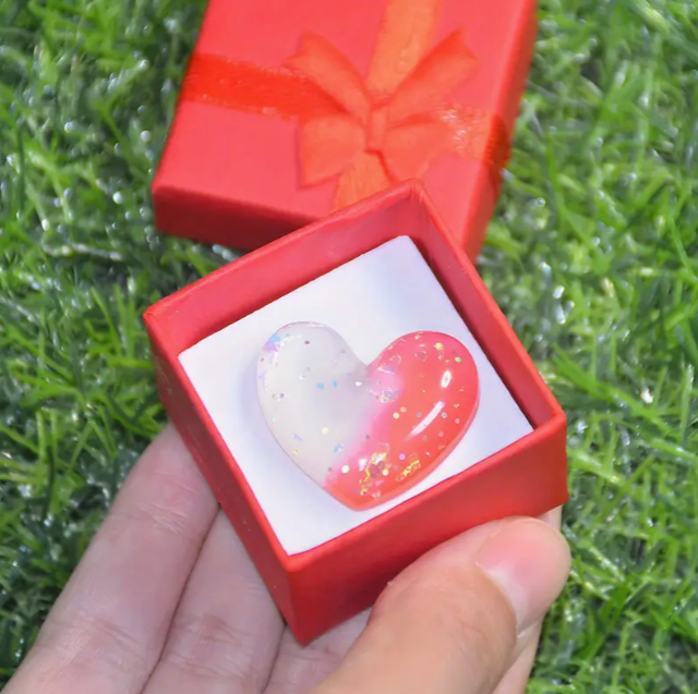 10 Punten.... Wit met rood geluks liefdes hartje