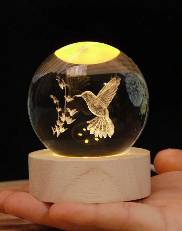 Kristallen bol met vliegende Kolibrie