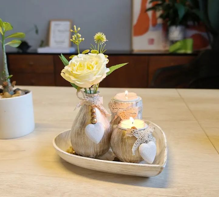 Een Set van Witte Houten Kaarshouders en Kleine Vaas