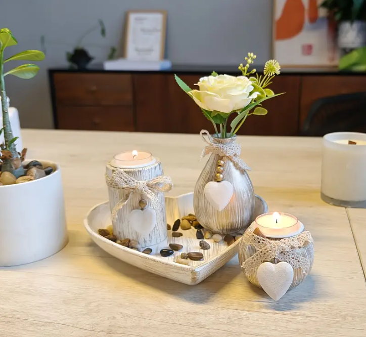 Een Set van Witte Houten Kaarshouders en Kleine Vaas