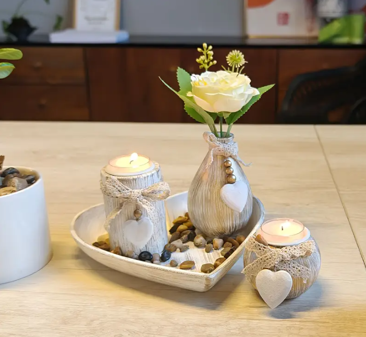 Een Set van Witte Houten Kaarshouders en Kleine Vaas