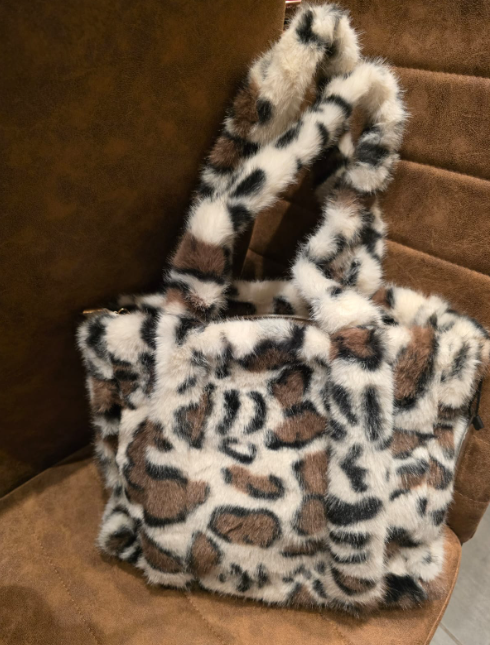 Super leuke fluffy tas licht panter kleur