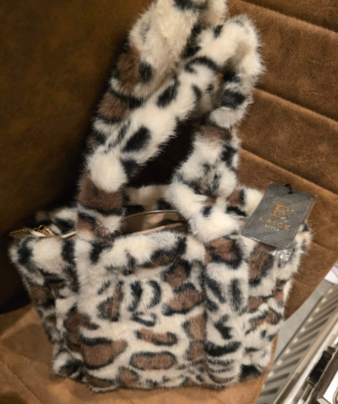 Super leuke fluffy tas licht panter kleur