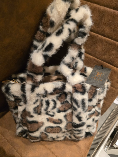 Super leuke fluffy tas licht panter kleur