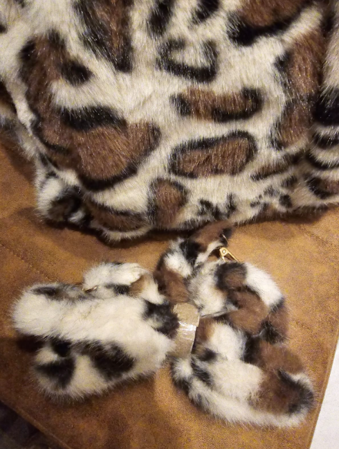 Super leuke fluffy tas licht panter kleur