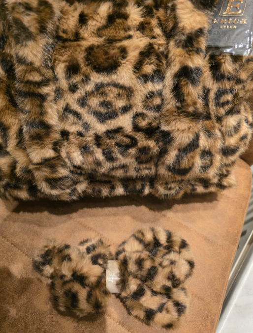 Super leuke fluffy tas donker panter kleur