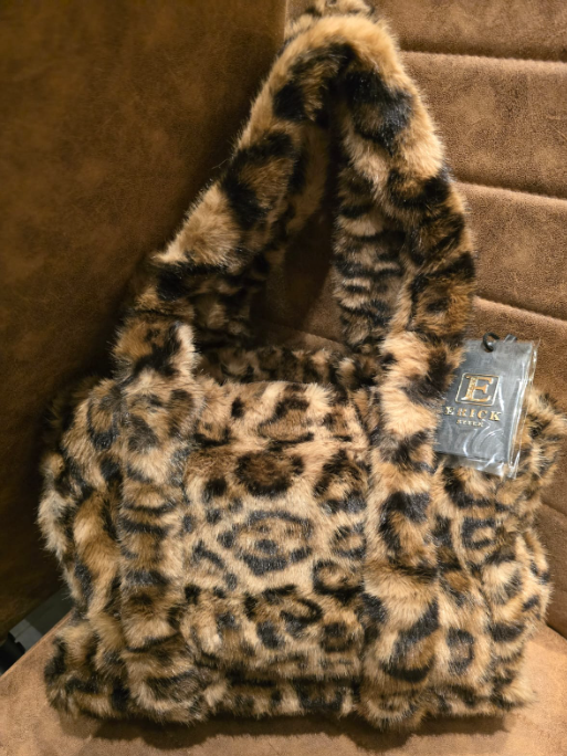 Super leuke fluffy tas donker panter kleur
