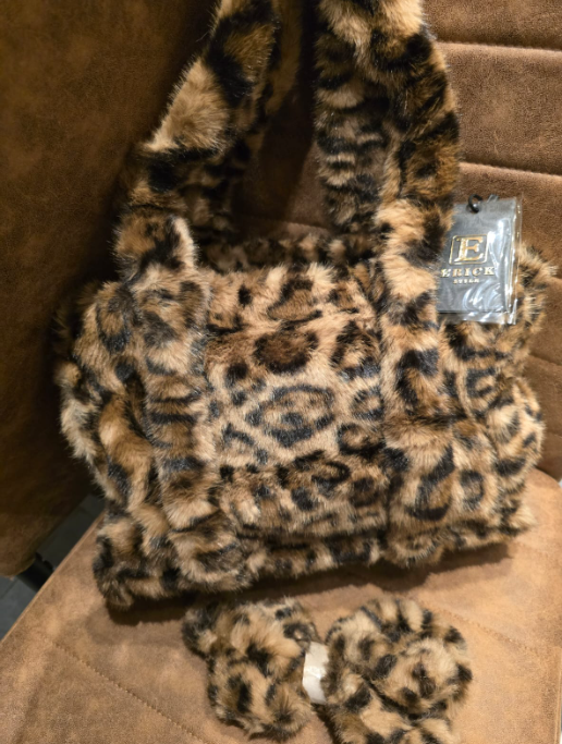Super leuke fluffy tas donker panter kleur