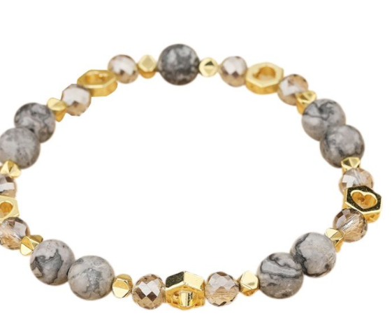 Een willekeurige kleur kralenarmband