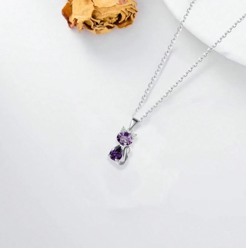 20 Punten.... Ketting met een Kat gelegd in paarse kristallen