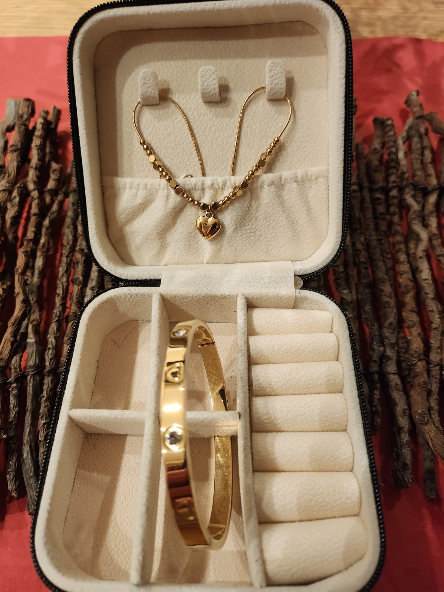 Sieradendoosje gevuld