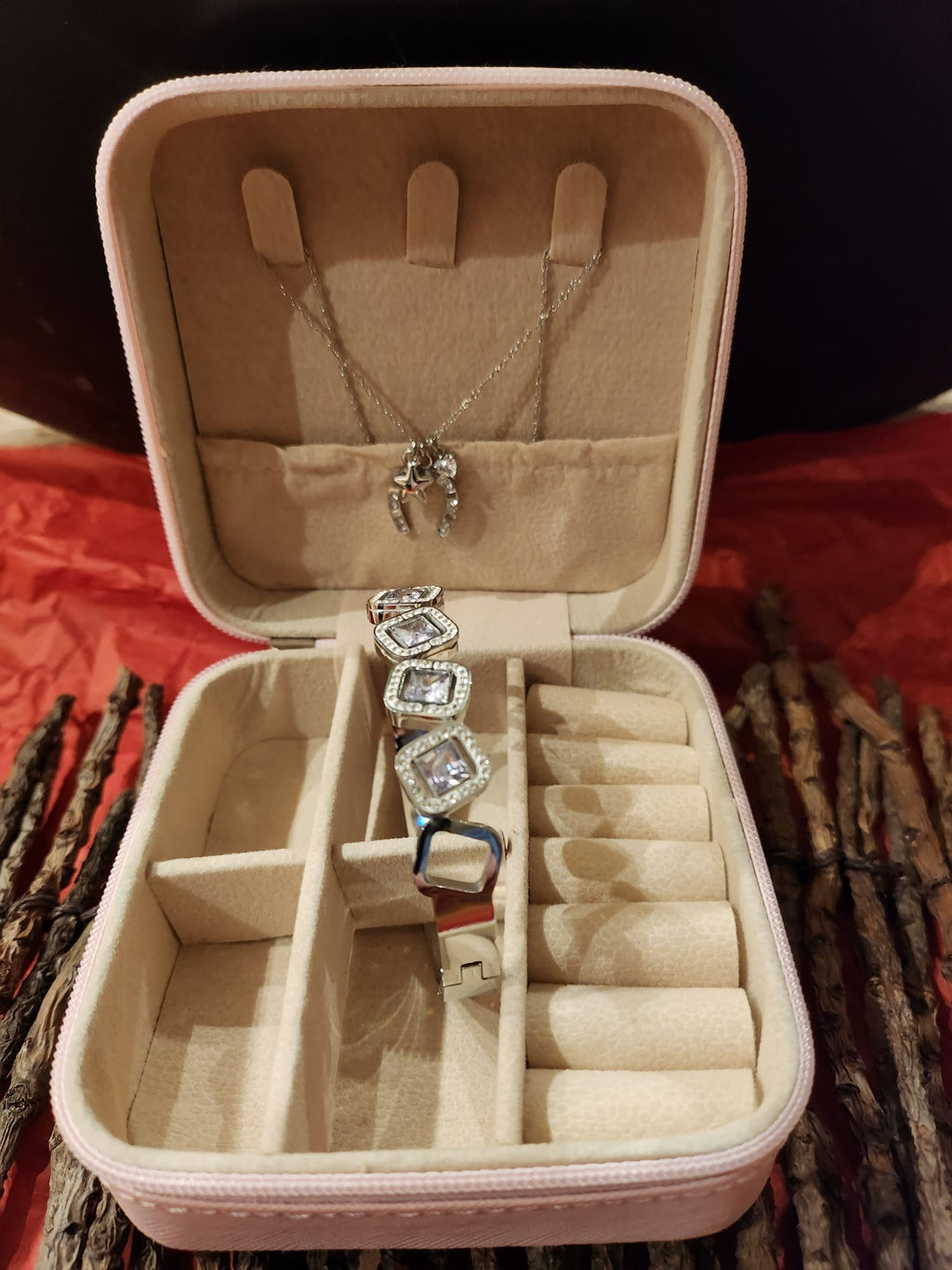 Doosje gevuld met ketting en armband - RVS Zilverkleurig