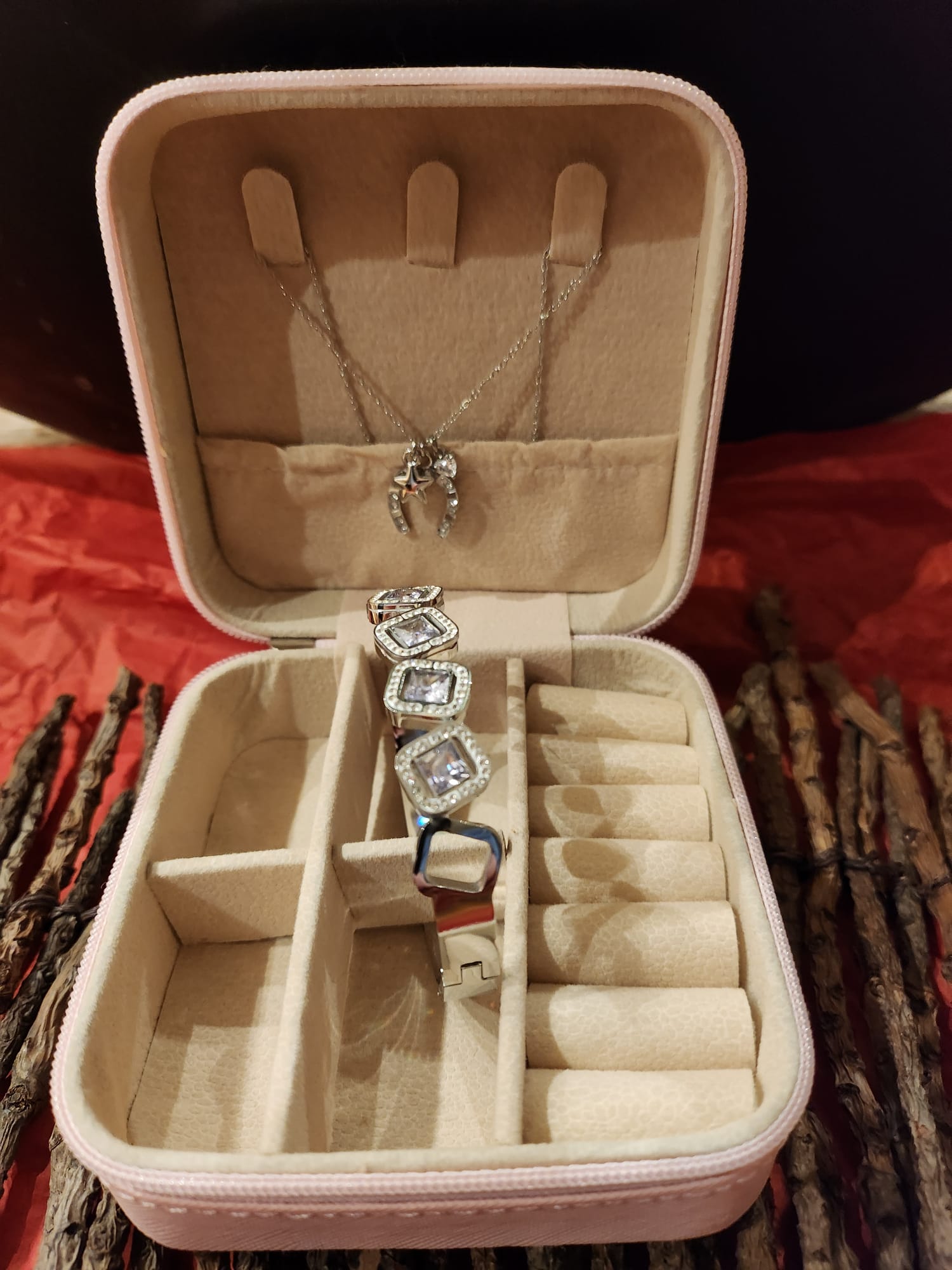 Doosje gevuld met ketting en armband - RVS Zilverkleurig